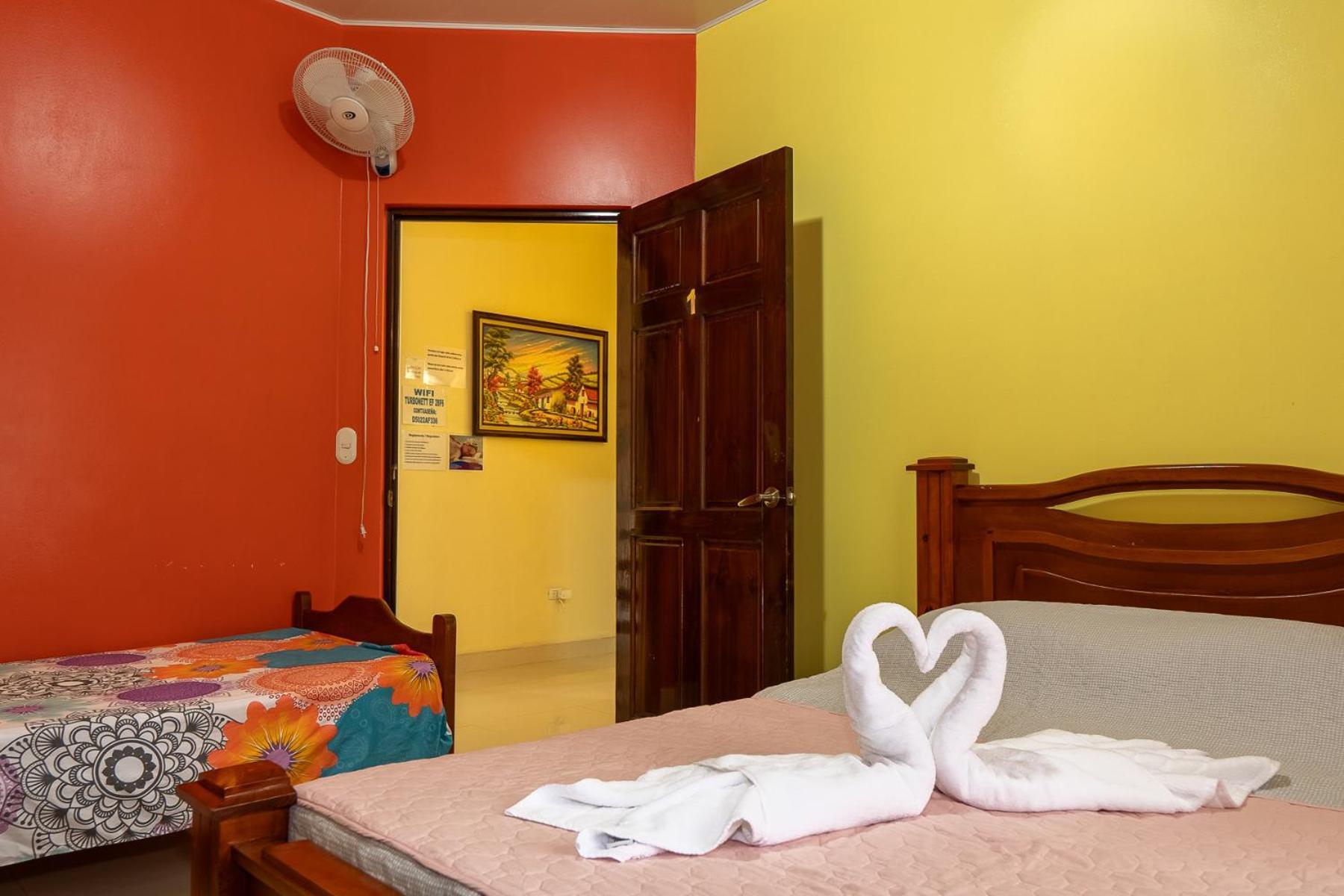Yellow House Кепос Екстер'єр фото